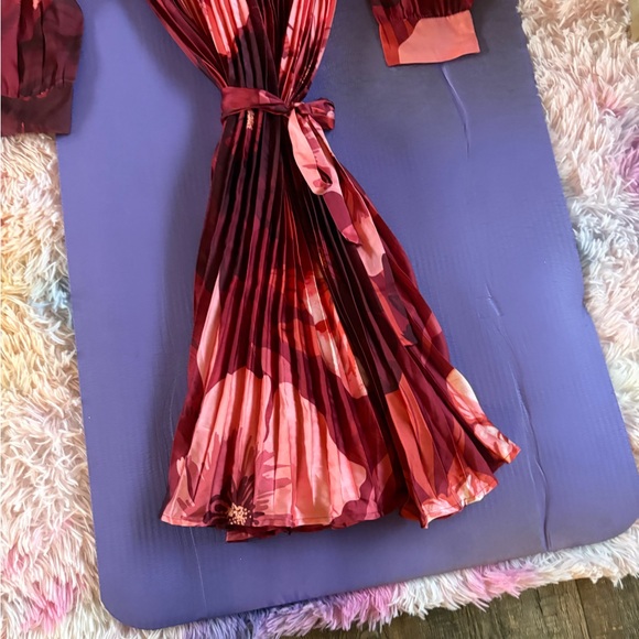 Elegant Floral Red Dress - Picture 3 of 4